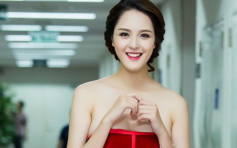 Á hậu Hoàng Anh "lấp ló" vòng 1 khủng với bộ đầm trễ nải