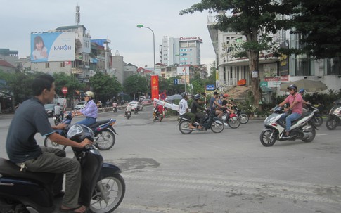 Hướng dẫn đi qua nút giao Bưởi - Hoàng Quốc Việt khi đang thi công