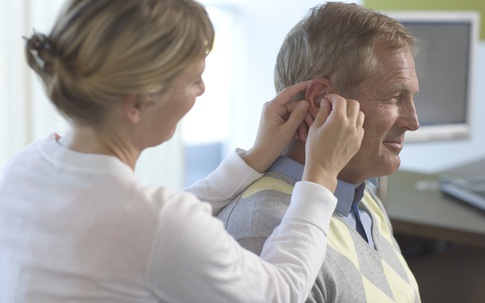 Nghễnh ngãng: Dấu hiệu giảm thính lực ở người cao tuổi