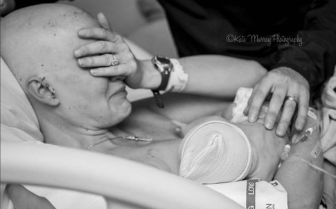 Hình ảnh người mẹ ung thư vú cho con bú khiến hàng nghìn người rơi lệ