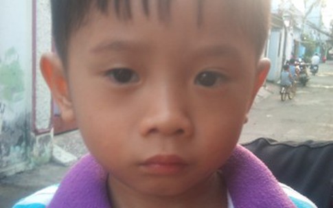 TPHCM: Bé trai 3 tuổi bị lạc đang cần tìm người thân