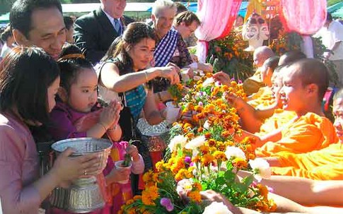 Kỳ lạ tục ăn Tết "buộc chỉ cổ tay" để cầu sức khỏe