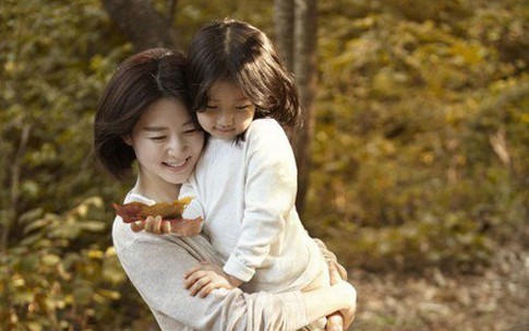 Mùa thu bình yên ở làng của Lee Young Ae và hai thiên thần nhỏ