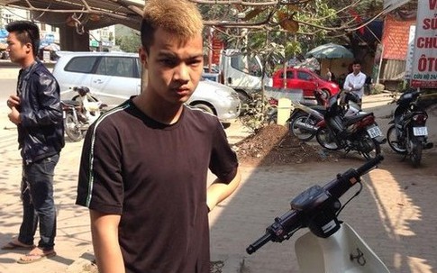 Cầm dao đi dạo, gặp cảnh sát 141, nói "mơ thấy ma"