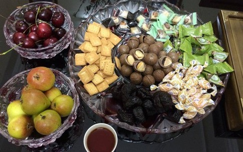 Người Hà Nội không tiếc tiền săn quà vặt ăn Tết