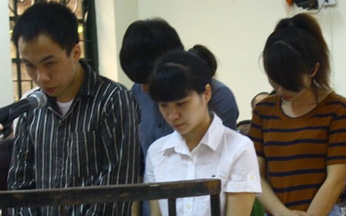 Thuê bạn đóng 'cảnh nóng’ để mời khách mua dâm