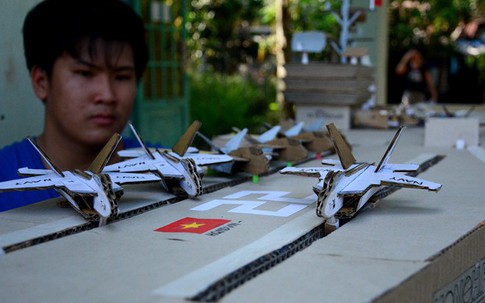 Hạm đội máy bay, tàu chiến bằng bìa carton