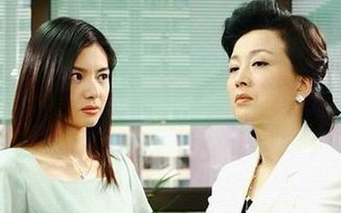 Đưa ít tiền cho mẹ chồng, tôi bị lạnh nhạt và coi thường