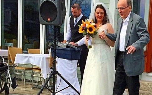 Cảnh bố bị liệt dắt tay con gái vào lễ đường làm xúc động hàng triệu trái tim