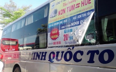 Ném đá vào xe khách, nạn nhân 15 tuổi bị thương mắt nghiêm trọng