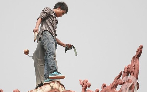 Thanh niên nghi "ngáo đá", leo lên bảo tháp đập phá tượng Phật