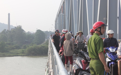 Nam thanh niên bất ngờ nhảy cầu tự tử