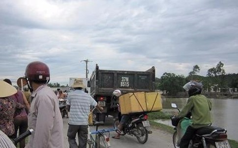 Tránh con dê trên đường, một du khách Thái Lan đột tử