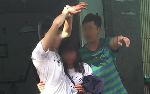 Chàng trai tự đâm dao vào tay để níu kéo người yêu rồi kêu cứu vì... đau quá