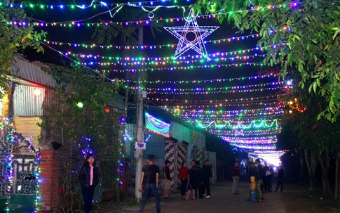 Nghệ An: Sắc màu rực rỡ trên các cung đường mừng đón Giáng sinh