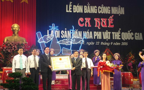 Đón bằng công nhận Ca Huế là Di sản văn hóa phi vật thể quốc gia