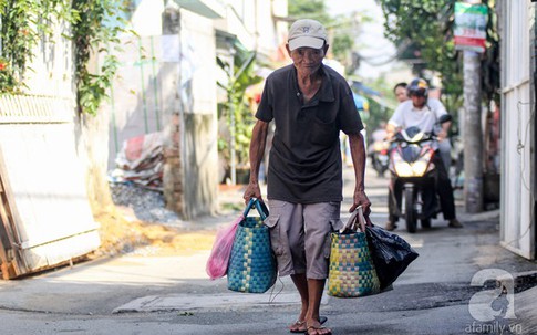 Cha già 94 tuổi ngày đi gần 20 km bán bánh giò nuôi con