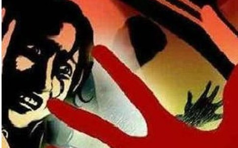 Chồng bất lực nhìn vợ bị hàng xóm bắt cóc và cưỡng hiếp