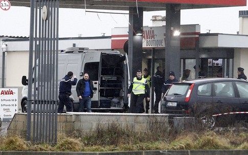 Bao vây 2 nghi phạm vụ thảm sát đẫm máu tòa soạn báo ở Paris