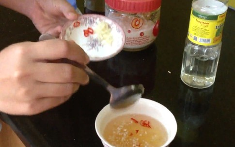 Độc giả GiadinhNet hướng dẫn cách pha nước mắm tỏi, ớt nổi lên trên