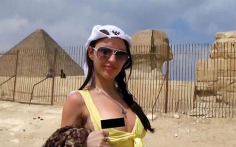 Ai Cập phẫn nộ mẫu quay phim khiêu dâm bên kim tự tháp