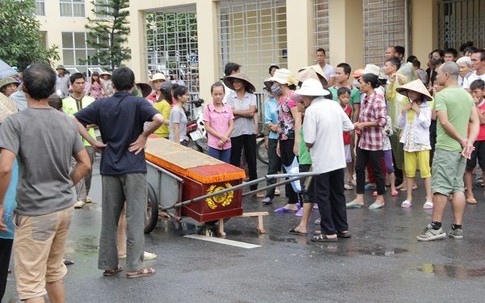 Chồng chết bất thường ở trại tạm giam, vợ và người nhà đưa “quan tài diễu phố”