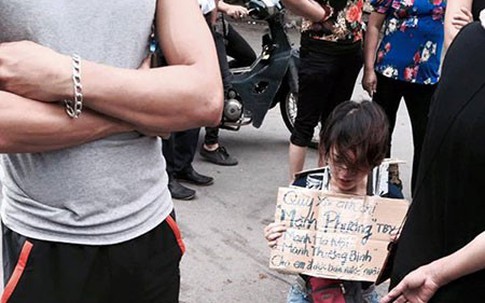 Cô gái xinh đẹp quỳ gối xin được bán nước trên vỉa hè Hà Nội nuôi con nhỏ