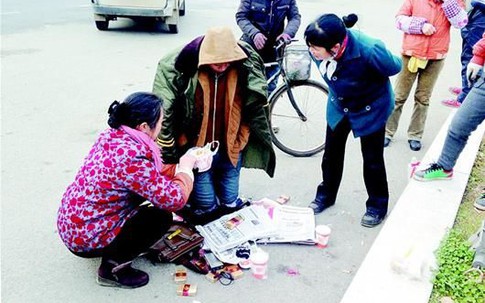 Quỳ gối ngoài đường suốt 17 tiếng đồng hồ cầu xin bạn gái gặp mặt