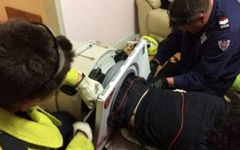 Chàng trai 22 tuổi mắc kẹt 3 tiếng trong máy giặt