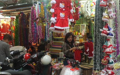 Quà tặng, đồ trang trí Noel đa dạng hơn, người dân tấp nập đi mua sớm