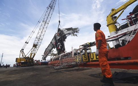 Dừng tìm kiếm máy bay QZ8501, xót thương 56 nạn nhân vẫn còn mất tích
