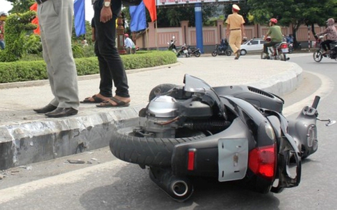 Ô tô tông vào xe máy rồi nhào lộn trên không