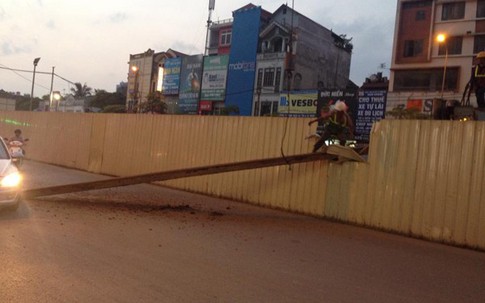 Hà Nội: Người dân hú vía vì thanh sắt 5 tấn rơi xuống giữa đường
