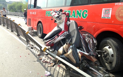 Ôtô tông hàng loạt người trên cầu vì tránh xe máy