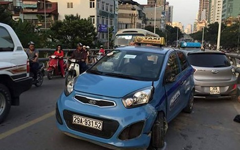 Hà Nội: Lại tai nạn liên hoàn trên cầu vượt, một người nhập viện