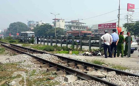Hà Nội: Bị tàu hỏa đâm trực diện, 2 người đàn ông nguy kịch xe máy nát vụn