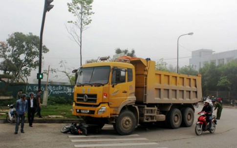 Nữ phụ hồ bị xe tải cán qua người