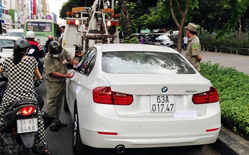 30 phút cố thủ của tài xế BMW tông xe cảnh sát
