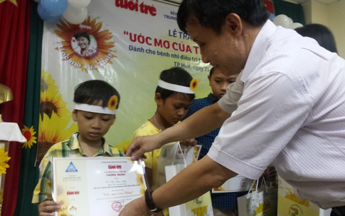 Trao 18 suất học bổng cho bệnh nhi Bệnh viện Trung ương Huế