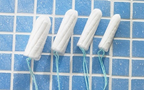 Lợi và hại khi dùng băng vệ sinh tampon đi biển