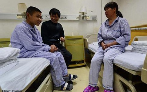 Bố mẹ hiến thận cứu sống hai con