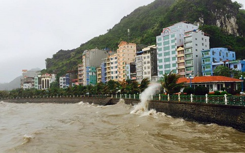 Bão suy yếu, 1 người chết,  du khách thi nhau chụp ảnh sóng gió