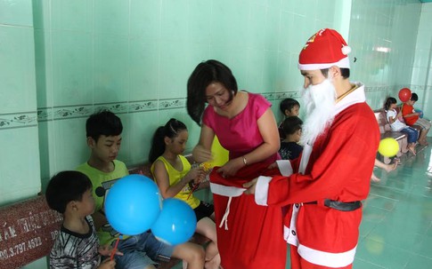 Tặng quà Noel cho hàng trăm trẻ mồ côi ở mái ấm tình thương