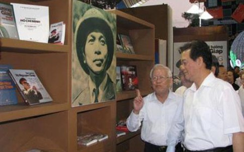 Thủ tướng tham quan Đường hoa, Đường sách Tết Ất Mùi