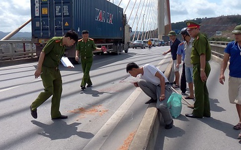 Bị cuốn vào gầm xe tải, kéo lê 200m, hai người chết thảm