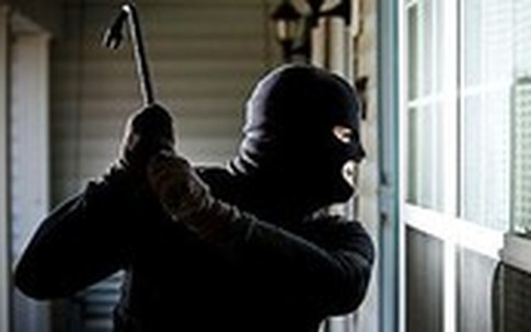 Nên làm gì khi phát hiện kẻ trộm có hung khí?