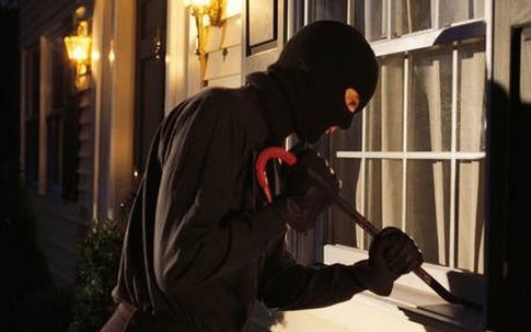 Nên giả vờ ngủ nếu có trộm vào phòng