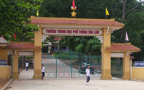 Hoảng sợ quạt trần rơi trúng đầu 2 học sinh