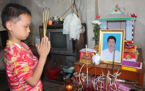 Chàng trai nghèo mò cua bắt ốc, quên mình cứu 2 người