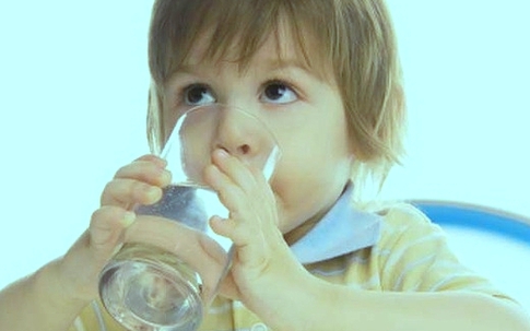 Mùa hè, trẻ cần uống bao nhiêu nước?